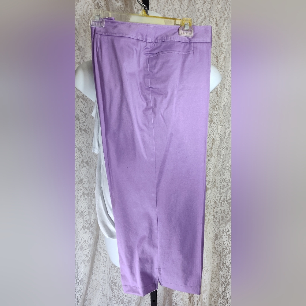 Liz Claiborne Audra Purple Lavender Capris Pants. NWOT